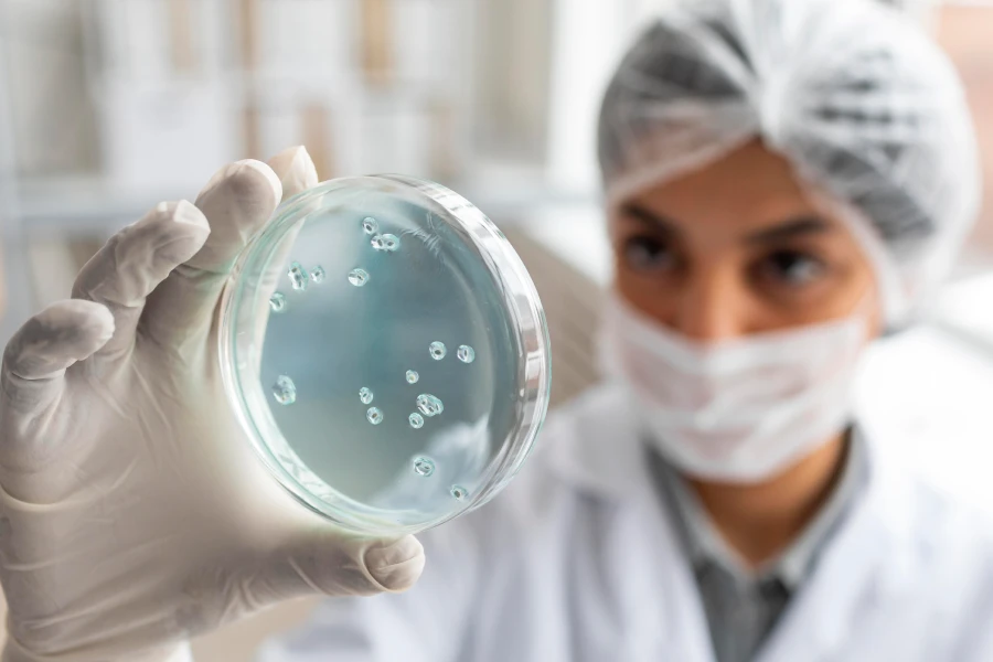 cientista analisando microorganismos